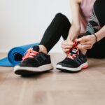 chica entrenando en casa